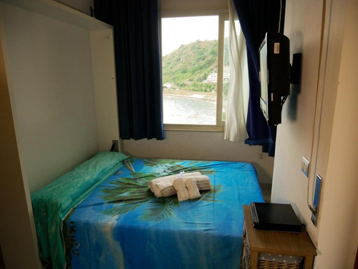 Mare Roccia Beachfront Apartment Taormina Eksteriør billede
