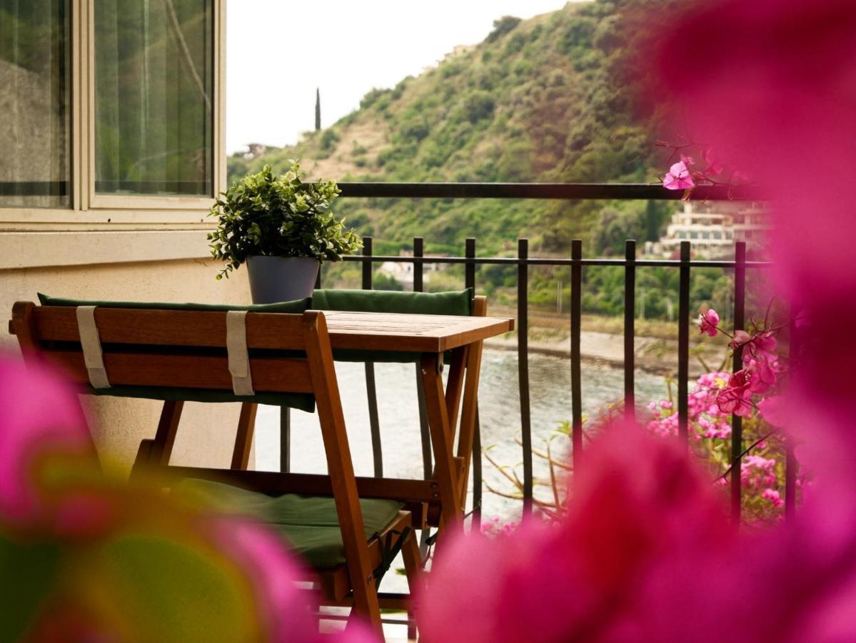 Mare Roccia Beachfront Apartment Taormina Eksteriør billede